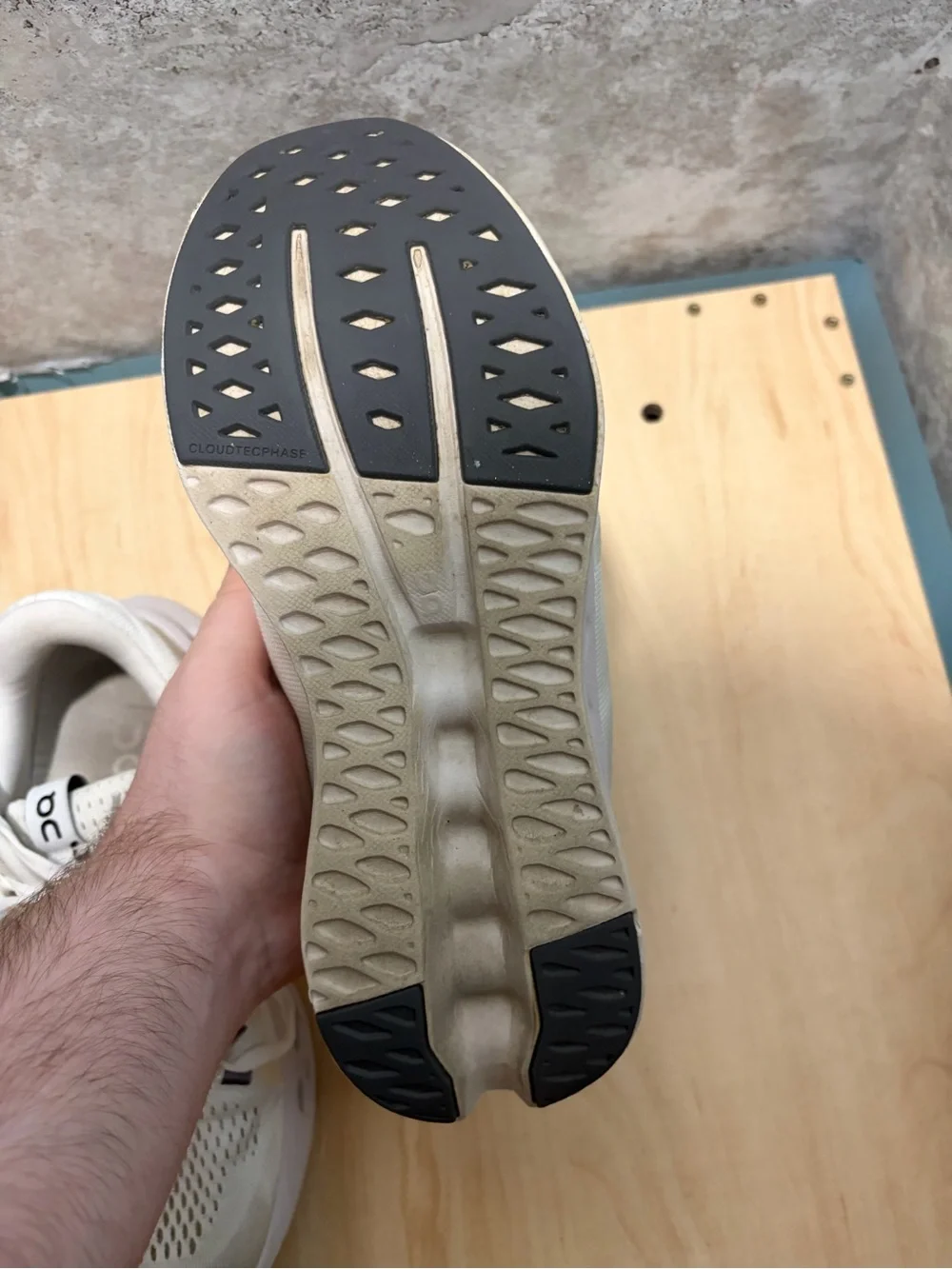 On Cloudsurfer road-running shoe size women’s 8